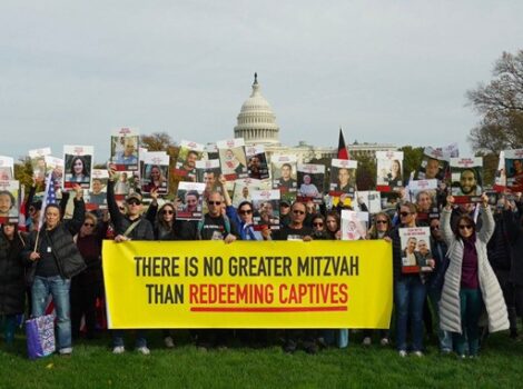 Marchers on National Mall holding sign "There is no greater mitzvah than redeeming captives"