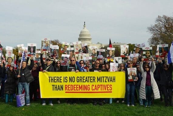 Marchers on National Mall holding sign "There is no greater mitzvah than redeeming captives"