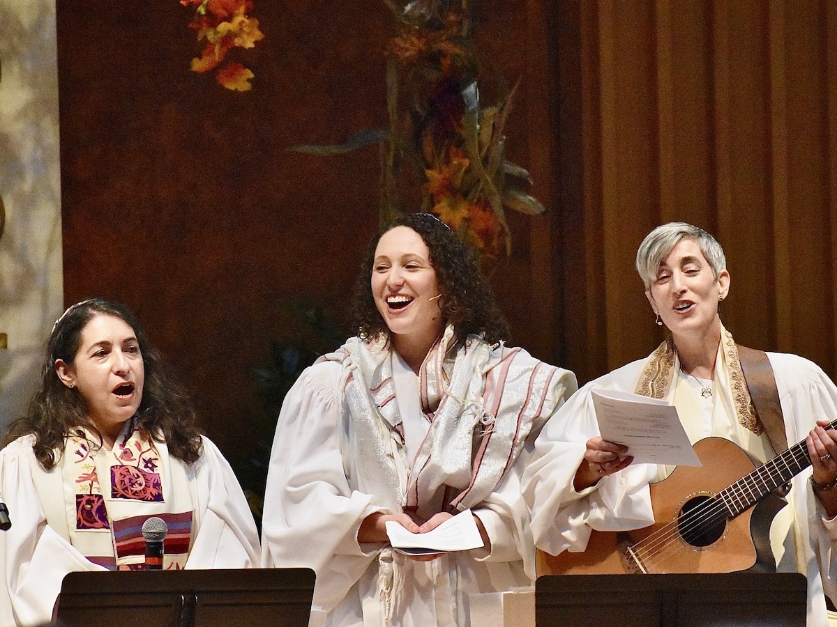 rabbi shankman, cantor hamstra, and cantor bortnick on the bimah